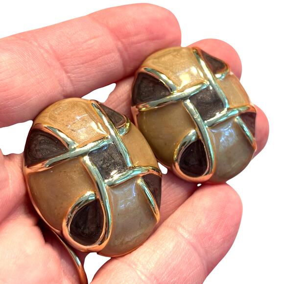 Chunky clip on earrings beige & sage swirl enamel on gold tone vintage runway - Picture 5 of 5